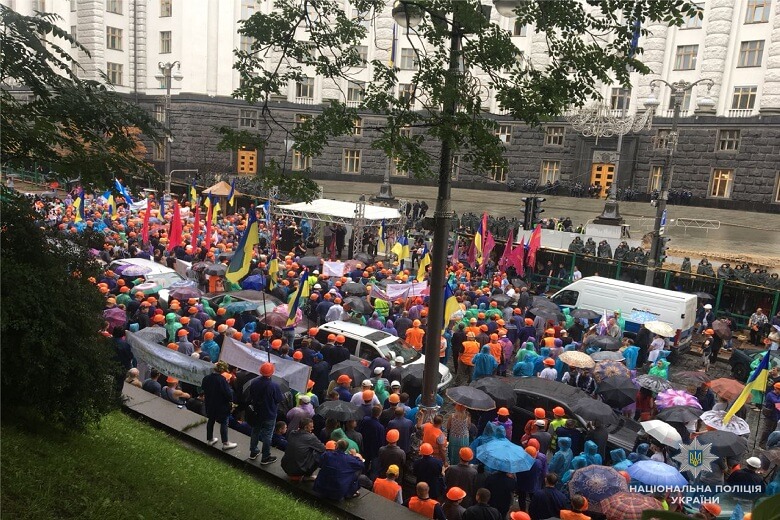 Через мітинги під Радою та Кабміном у центрі Києва посилено заходи безпеки